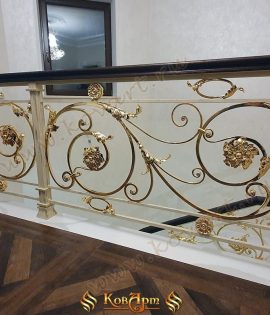 Мраморная лестница с кованым золотым узором на перилах Код: ЛП-20