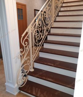 Лестница с коваными узорчатыми перилами белого цвета Код: ЛП-5