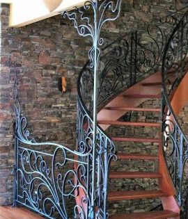 Лестница с коваными узорчатыми перилами Код : ЛП-102