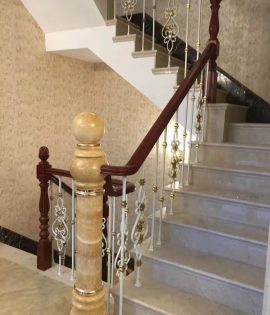 Маршевая лестница с бело-золотыми коваными перилами Код: ЛП-109