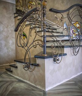 Кованые перила со вставками из цветного стекла Код: ЛП-65