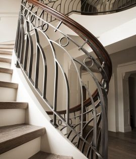 Современные кованые перила с деревянным поручнем Код: ЛП-75