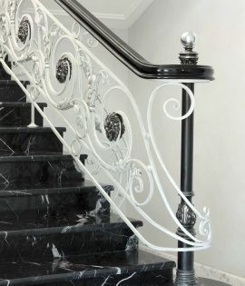 Мраморная лестница с коваными перилами Код: ЛП-49