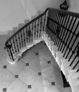 Черные кованые перила в белой комнате Код: ЛП-353