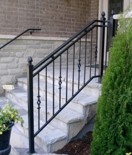 Кованые перила при входе в коттедж Код: ЛП-347