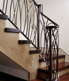 Коричневые кованые перила в сочетании с коричневыми ступенями Код: ЛП-333