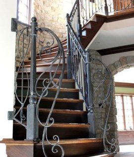 Лестница с узорчатыми коваными перилами Код: ЛП-316