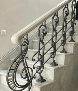 Кованые серые перила с белым деревянным поручнем Код: ЛП-348