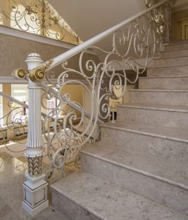 Кованые черные перила в сочетании с черными ступенями Код: ЛП-339